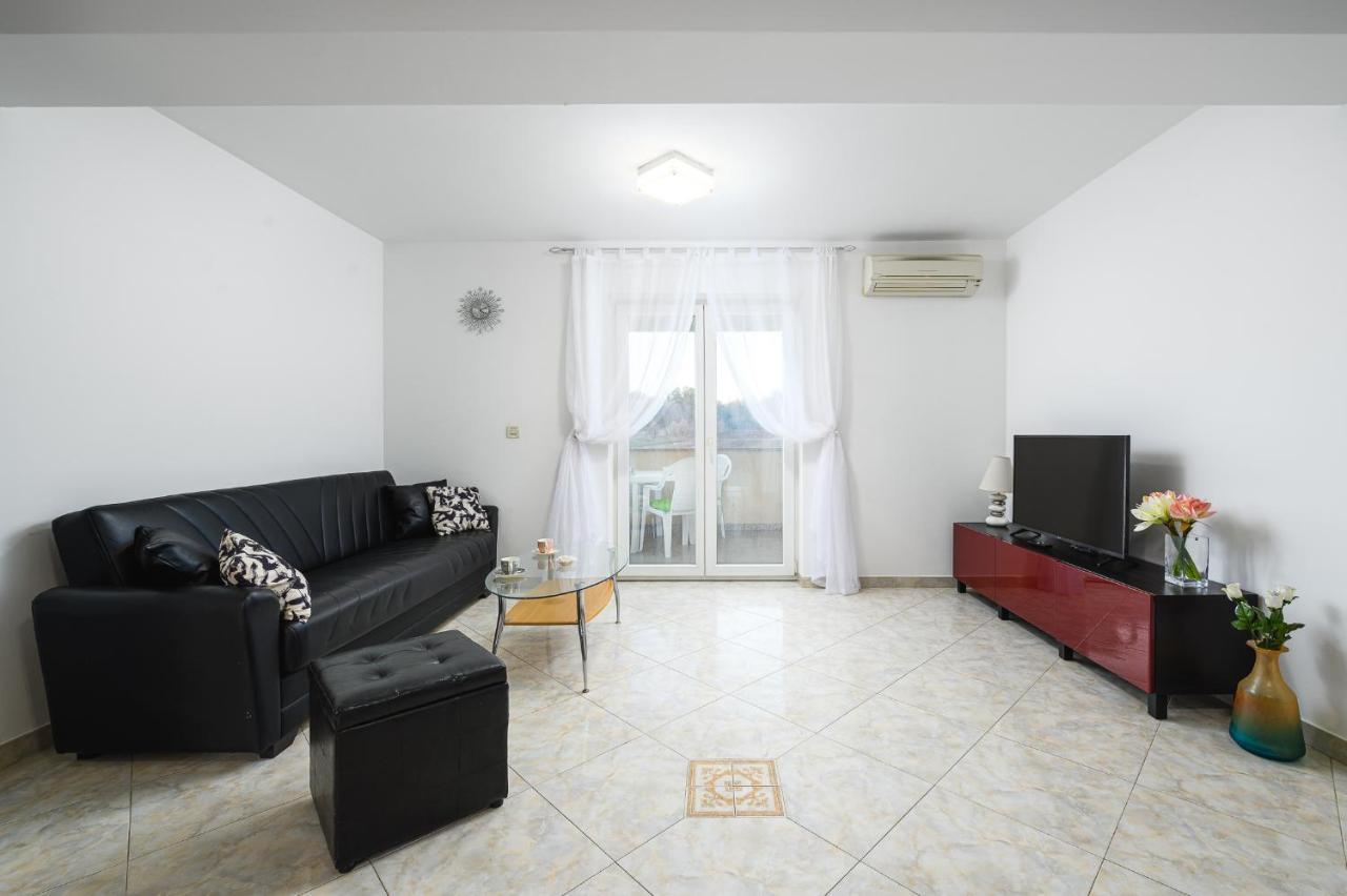 Stancija Amorozo 6 Apartment Porec